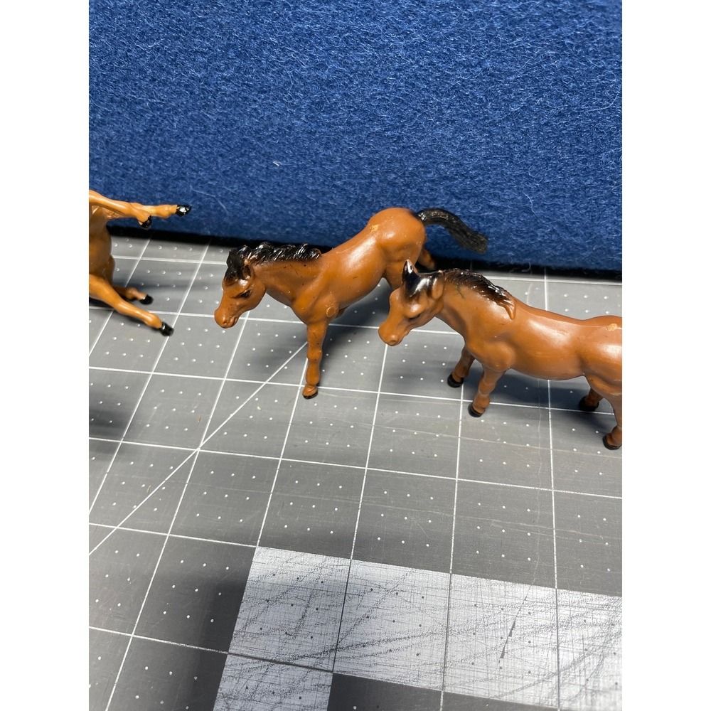 Small Plastic Horse Figurines Brown White Lot‎ Of 4